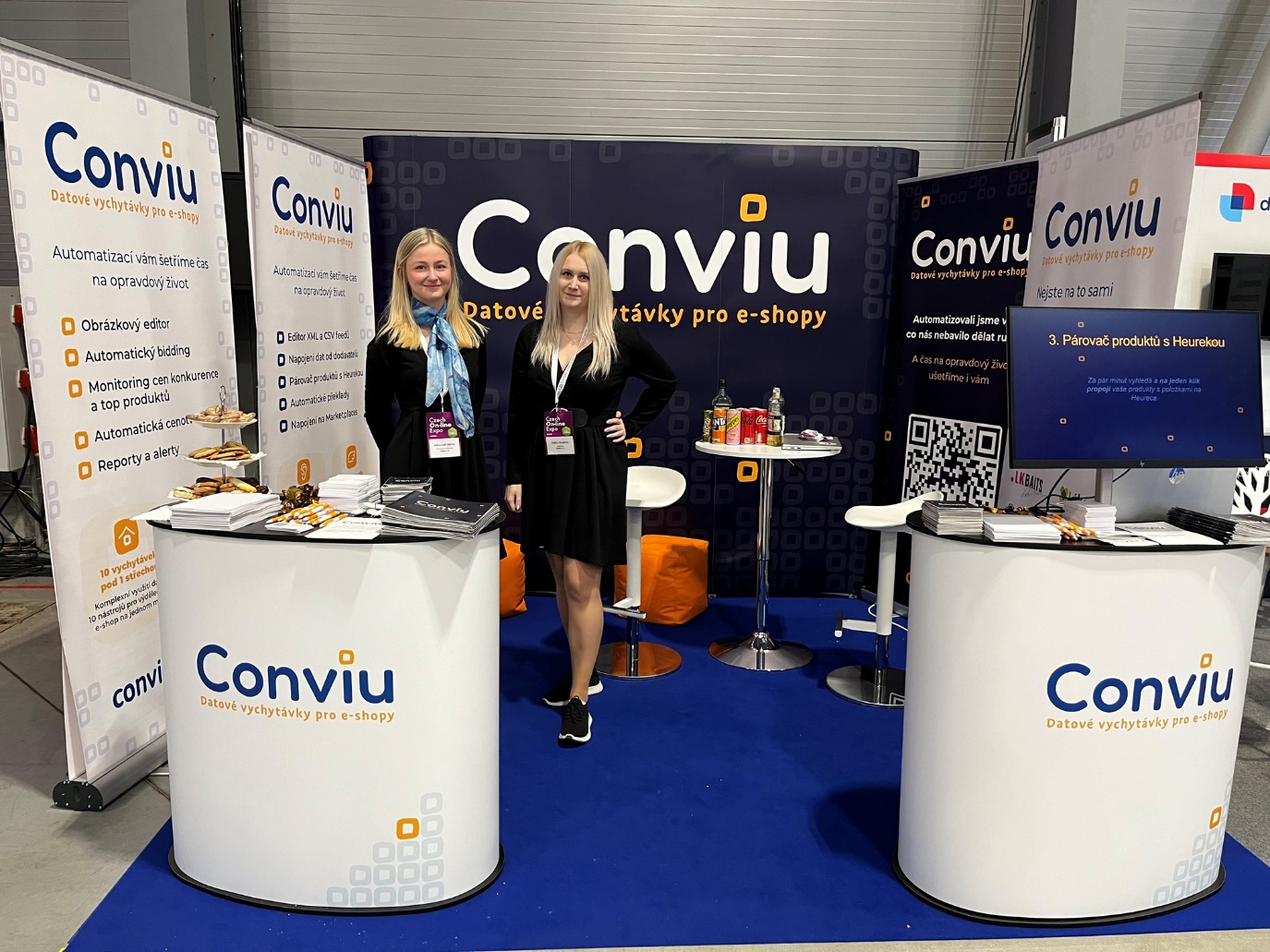 Dvě hostesky u veletržního stánku Conviu s bannery Datové vychytávky pro e-shopy na konferenci Upterdam 2024
