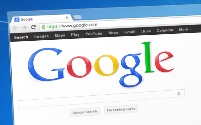 Detail úvodní stránky vyhledávače Google s barevným logem v okně prohlížeče.
